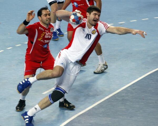 Александр Черноиванов бросает в прыжке по воротам сборной Туниса