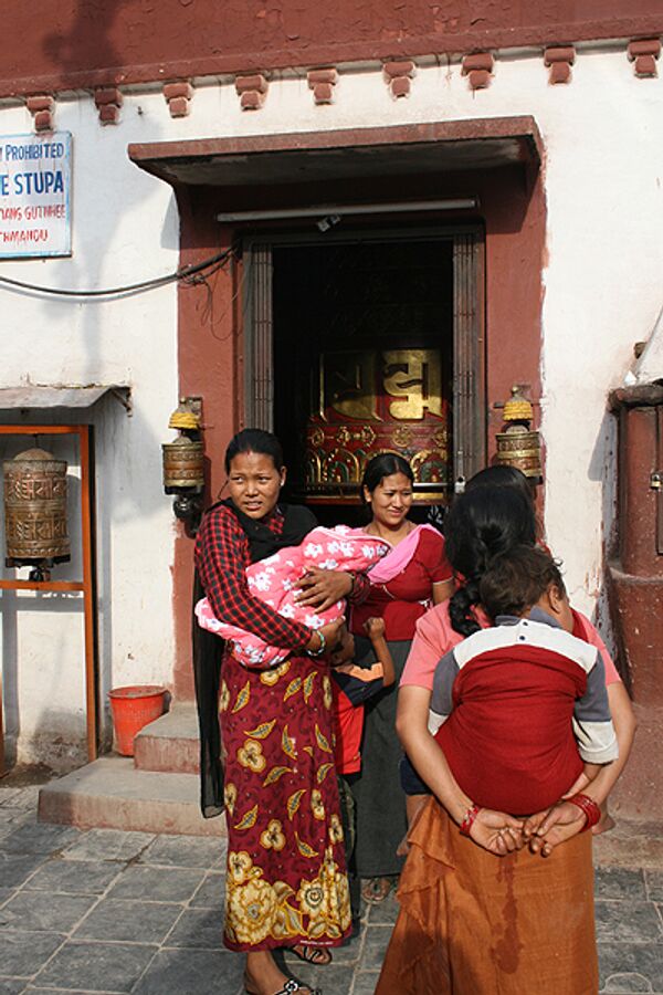 Женщины Непала с детьми