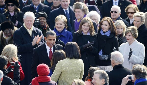 Барак Обама в окружении гостей на церемонии инаугурации