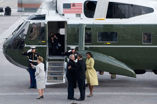 Президент Барак Обама с женой Мишель и бывший президент Джордж Буш с женой Лорой