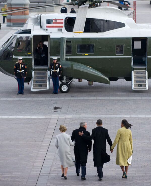 Президент Барак Обама с женой Мишель и бывший президент Джордж Буш с женой Лорой