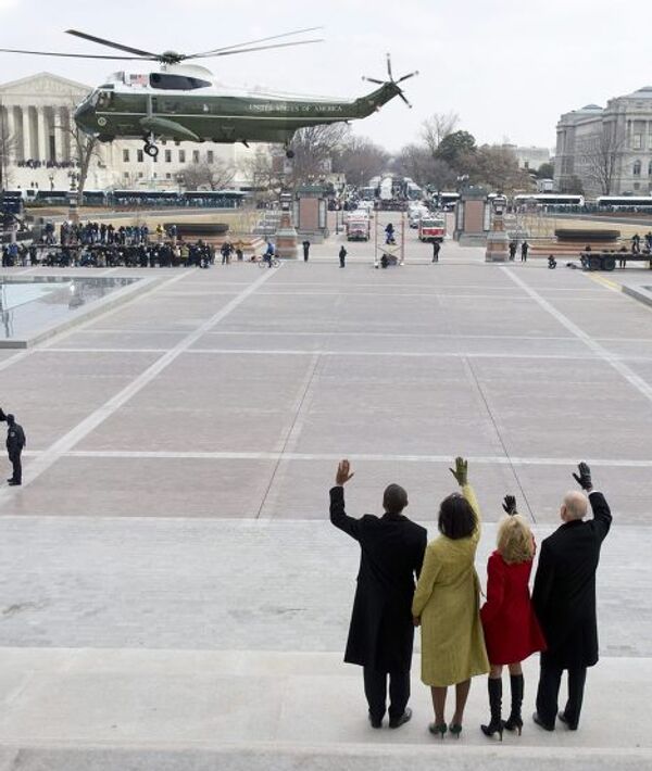 Президент США Барак Обама, Мишель Обама и вице-президент Джозеф Байден с супругой Джилл провожают бывшего президента Джоджа Буша