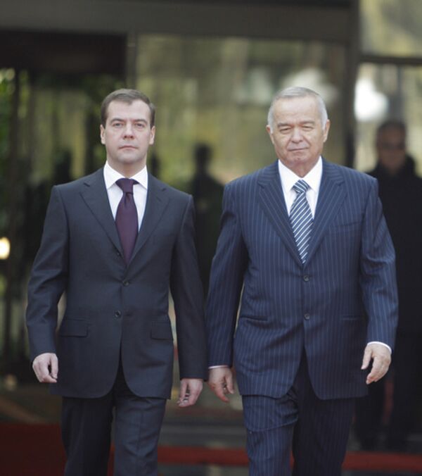 Президент России Дмитрий Медведев и президент Узбекистана Ислам Каримов во время официальной церемонии встречи