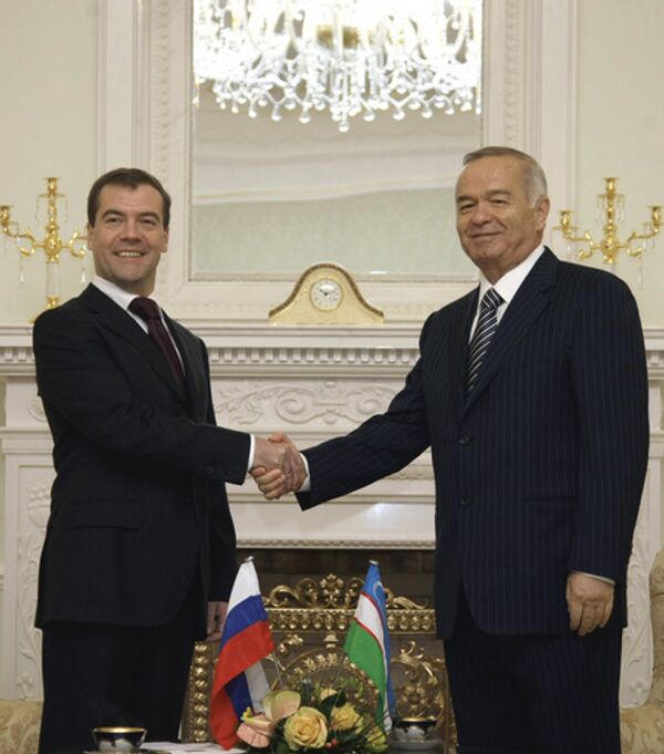 Президент России Дмитрий Медведев и президент Узбекистана Ислам Каримов во время официальной церемонии встречи 