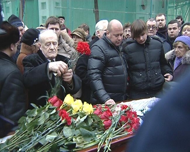 Без речей и митингов. В Москве простились с адвокатом Маркеловым