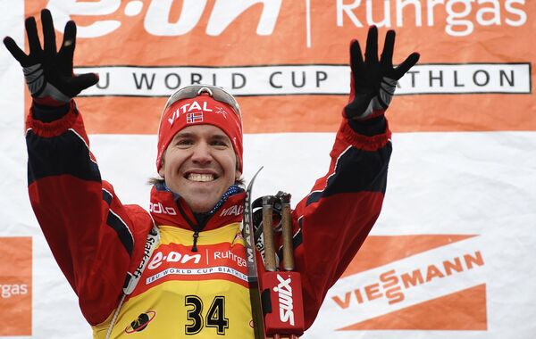 Эмил Хегле Свендсен после победы в спринте на шестом этапе Кубка мира по биатлону