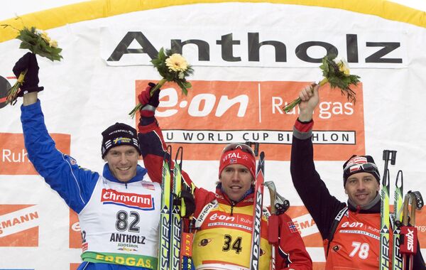 Пьедестал спринта у мужчин на шестом этапе Кубка мира по биатлону: Бьорн Ферри, Эмил Хегле Свендсен, Томаш Сикора (слева направо)