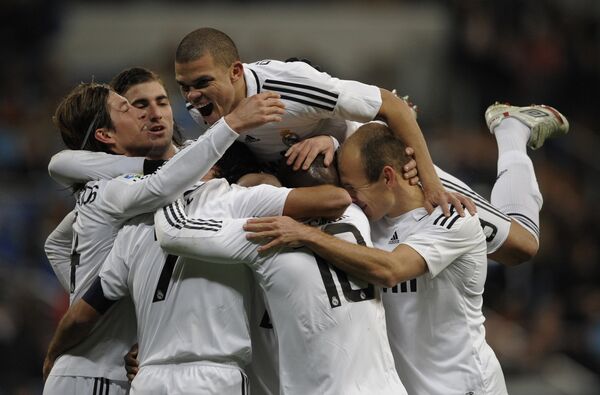 Футболисты Реала празднуют гол в матче с Депортиво