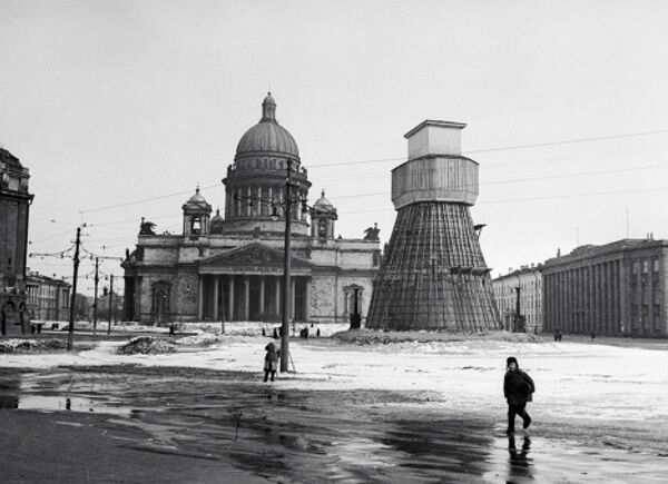 Памятник императору Николаю I, замаскированный во время блокады Ленинграда