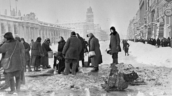 Жители Ленинграда в очереди за водой