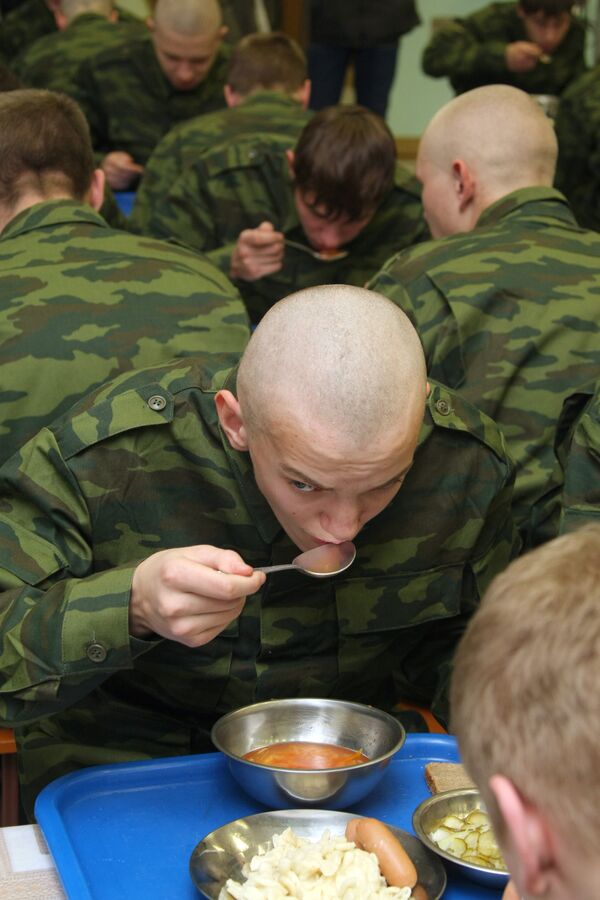 Призывники из Московской области, которые будут служить в Президентском полку, на Центральном сборном пункте