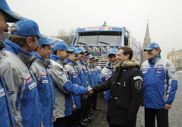 Президент России Дмитрий Медведев во время встречи на Ивановской площади Кремля с участниками команды КАМАЗ-мастер, выигравшей Дакар-2009
