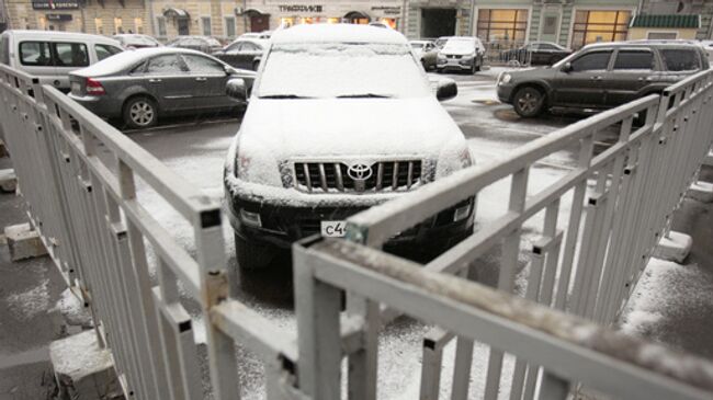 Автомобили во одном из дворов Москвы. Архив