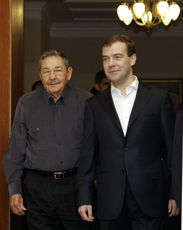 Президент России Дмитрий Медведев и председатель Государственного Совета и Совета Министров Кубы Рауль Кастро