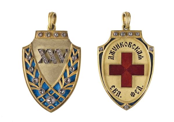 Золотой жетон с эмалью и бриллиантами выпущенный в память 25-летия деятельности Общины Святой Евгении