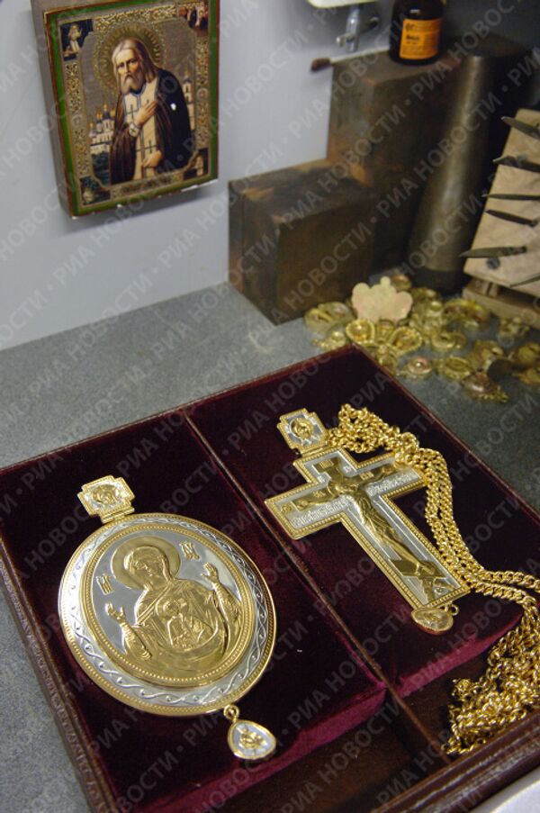 Памятные ювелирные украшения изготавливают на предприятии русской православной церкви Софрино