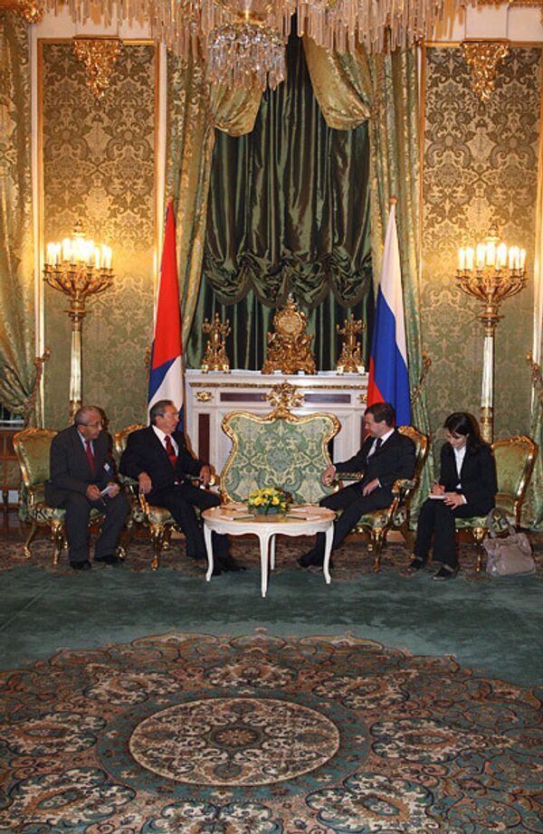 Президент РФ Дмитрий Медведев и председатель Госсовета и Совета министров Кубы Рауль Кастро