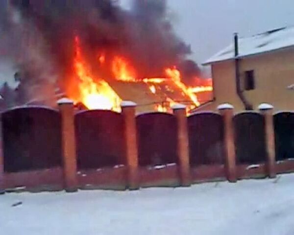 В подмосковной Ивантеевке сгорел жилой дом. Видео очевидца