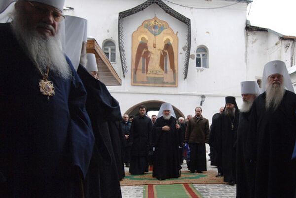 Патриарх Кирилл во время молебна в Троице-Сергиевой Лавре. Архив 