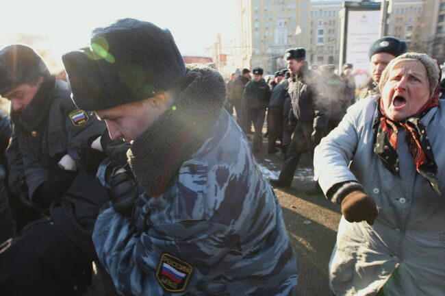 Сотрудники правоохранительных органов на Триумфальной площади. Архив