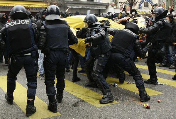Демонстрация антиглобалистов против Давосского экономического форума переросла в столкновения с полицией в Женеве