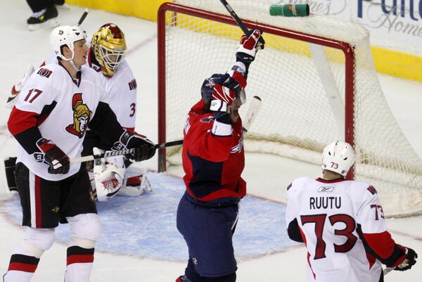 Александр Овечкин (в центре) празднует гол в ворота Оттавы в матче НХЛ