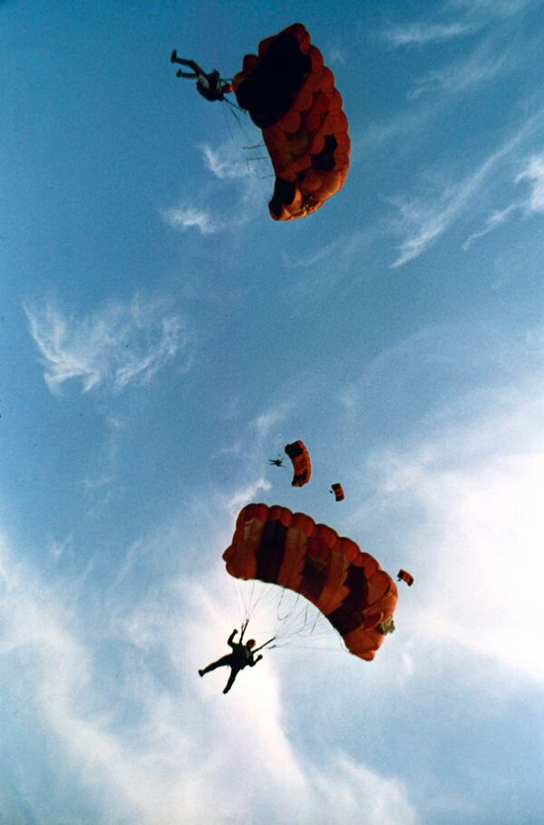 Прыжки с парашютом курсантов воздушно-десантного училища
