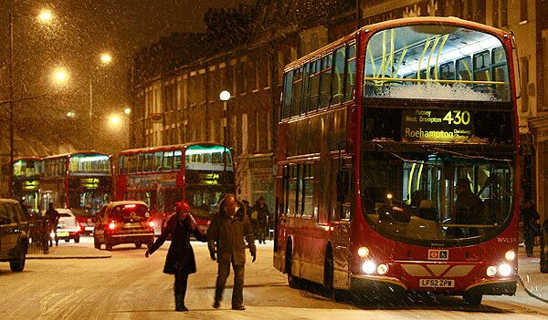 Снегопад парализовал работу лондонских аэропортов и автобусов