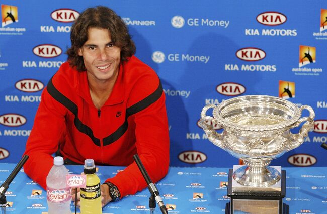 Рафаэль Надаль с главным трофеем Australian Open