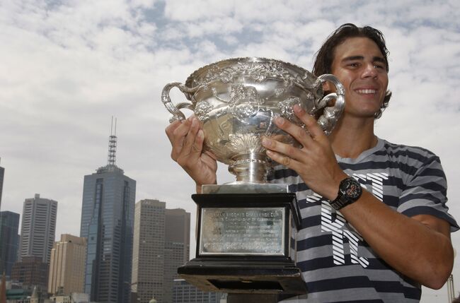 Рафаэль Надаль с главным трофеем Australian Open