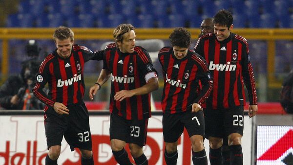 Футболисты Милана празднуют победу над Лацио