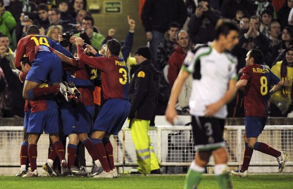 Футболисты Барселоны празднуют гол в ворота Расинга