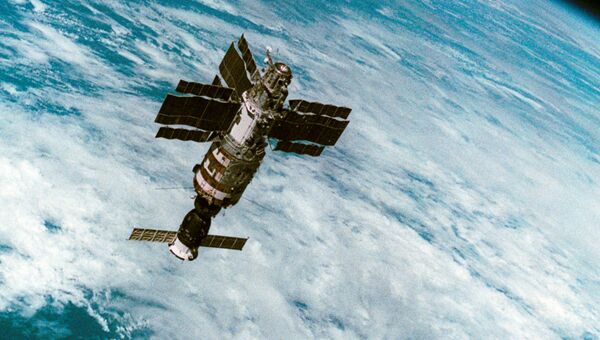 Орбитальная станция Салют-7 с космическим кораблём Союз Т-14 в космосе, архивное фото