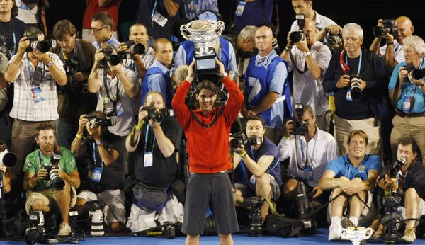 Рафаэль Надаль с главным трофеем Australian Open