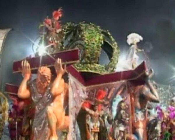 Антикризисный карнавал: Бразилия экономит на костюмах и декорациях