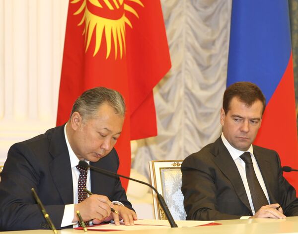 Президент Киргизии Курманбек Бакиев объявил об этом решении во вторник на совместной пресс-конференции с президентом России Дмитрием Медведевым