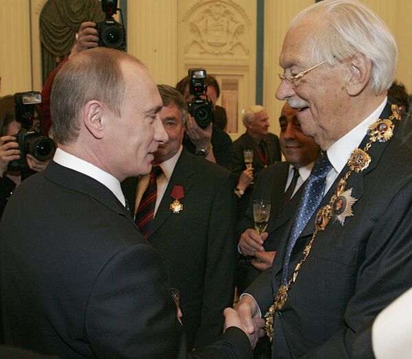 Президент России Владимир Путин и писатель, участник Великой Отечественной войны Сергей Михалков (слева направо)