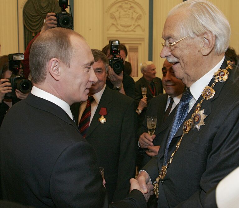 Президент России Владимир Путин и писатель, участник Великой Отечественной войны Сергей Михалков (слева направо)