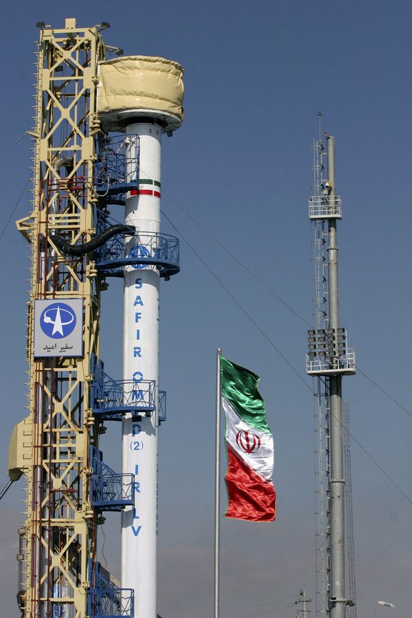Ракетоноситель с иранским спутником Омид на стартовой площадке 