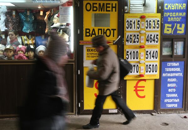 Реальный курс рубля к доллару в первый месяц года снизился, по предварительным данным, на 7,5%, а к евро - на 8,1%.