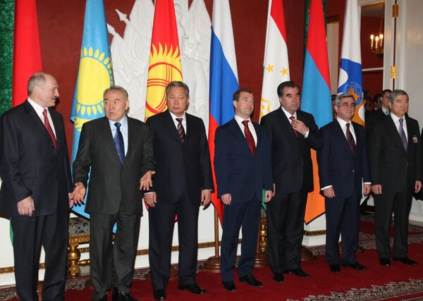 Главы государств во время совместного фотографирования после заседания в узком составе Межгосударственного совета ЕврАзЭС