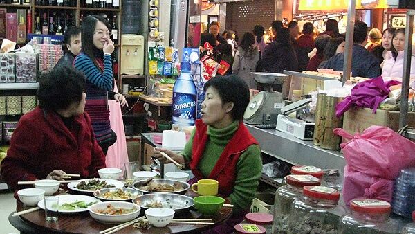 Люди в кафе в Китае