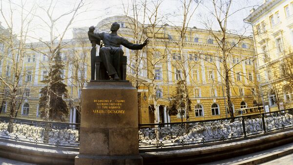 Памятник П.И.Чайковскому у здания Московской консерватории