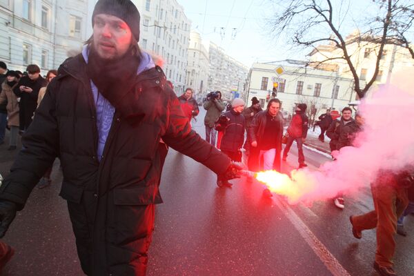 В 14:30 на Красную площадь выбежала группа молодежи, развернула транспарант с антиправительственным лозунгом и зажгла файер