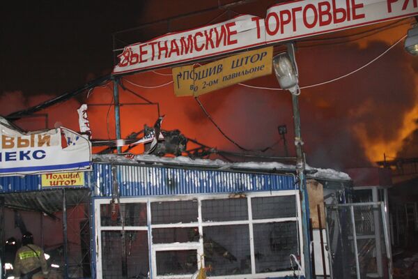 Торговые ряды горят на Петровско-Разумовском рынке в Москве