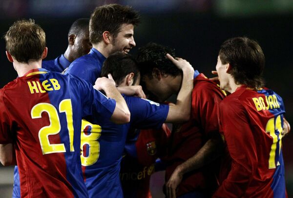 Футболисты Барселоны празднуют гол Рафаэля Маркеса в полуфинальном матче Кубка Испании против Мальорки