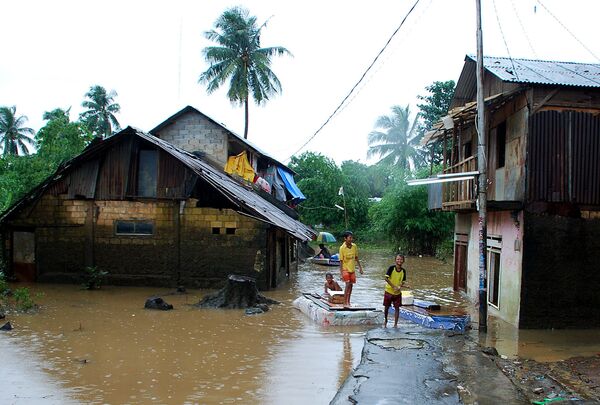Внезапный прорыв плотины в Индонезии привел к гибели 20 человек