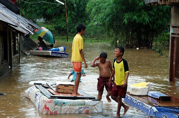 Шесть человек стали жертвами наводнений и оползня в Индонезии
