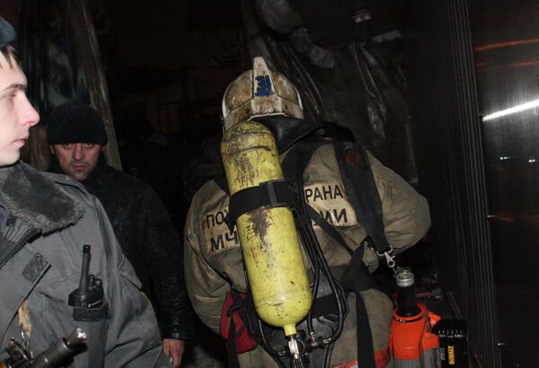 Боец одной из пожарных частей погиб в субботу, разбирая завалы на горевшем складе завода Красный пролетарий на юге Москвы
