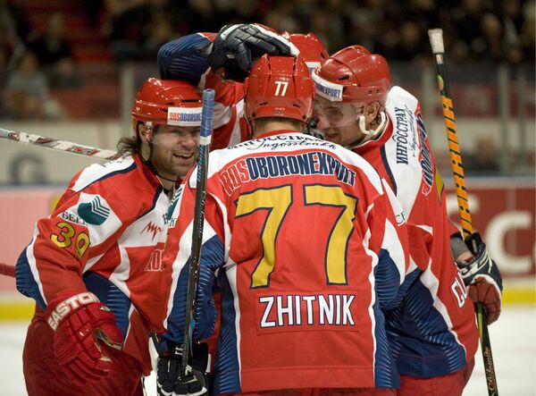 Хоккеисты сборной России во время матча против шведов на этапе Евротура в Швеции